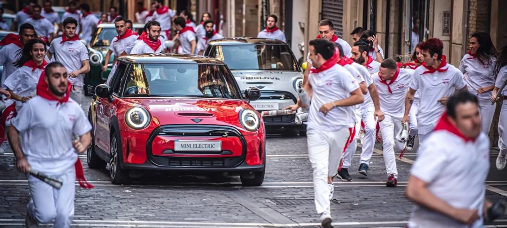 SE CELEBRA EL PRIMER ENCIERRO DE SAN FERMÍN CON COCHES ELÉCTRICOS